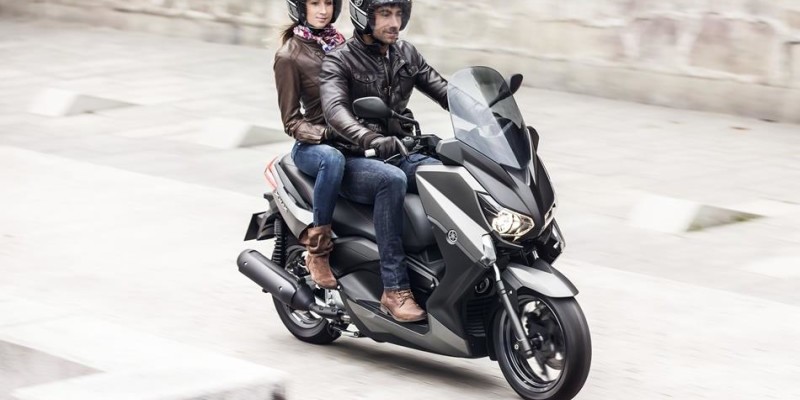 2014-Yamaha-X-MAX-250-ABS-EU-Matt-Grey-Action-003.jpg