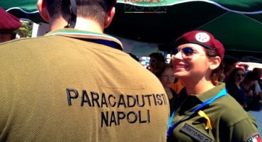 Rotonda Diaz Napoli, i paracadutisti dell’A.N.P.d’I. atterrano sulla spiaggia del «Lido Mappatella»
