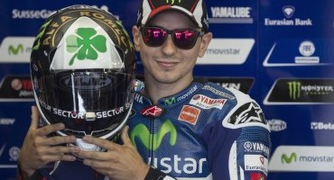Jorge Lorenzo, fan del marchio Alfa Romeo, indosserà a Silverstone il secondo casco dedicato al “Quadrifoglio Verde” Jorge Lorenzo, fan del marchio Alfa Romeo, indosserà a Silverstone il secondo casco dedicato al “Quadrifoglio Verde”