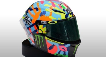 Misano dà una mano a Valentino con il casco AGV