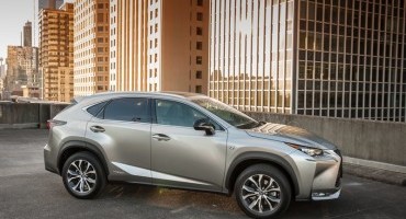 Nuova Lexus NX 300h, più tenuta con il sistema di guida integrale elettrico