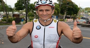 Meravigliosa impresa di Alessandro Zanardi che domina nella sua prima gara di triathlon nelle Hawaii Meravigliosa impresa di Alessandro Zanardi che domina nella sua prima gara di triathlon nelle Hawaii