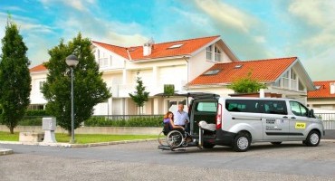 Ford Transit Custom ‘Easy Mover’: da Ford e Hertz un veicolo a noleggio da 9 posti per passeggeri con disabilità Ford Transit Custom ‘Easy Mover’: da Ford e Hertz un veicolo a noleggio da 9 posti per passeggeri con disabilità