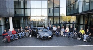 Davide Alberghini e i campioni paraolimpici visitano la fabbrica di Sant’Agata Bolognese