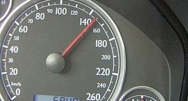 Il nodo irrisolto della velocità, tra passione e sicurezza stradale