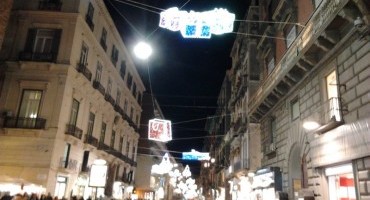Le strade illuminate per il Natale