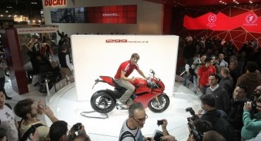 Carlos Checa e la Ducati 1299 Panigale infiammano il pubblico dell’EICMA 2014