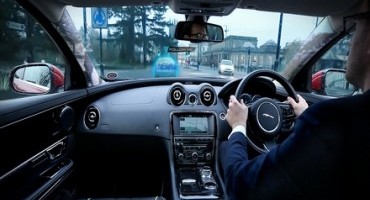 Jaguar Land Rover intensifica lo sviluppo dei “montanti trasparenti” e della navigazione “Follow Me con Ghost Car”