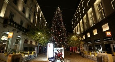 Ducati accende l’albero di Natale in Piazzetta della Croce Rossa a Milano