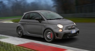 E’ la più piccola tra le Supercar, ma non scherza affatto: è la nuova Abarth 695 biposto