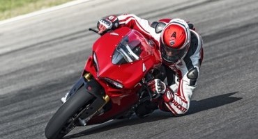 Ducati 1299 Panigale S, il nuovo Superquadro da 205 cv lascia il segno al Mugello