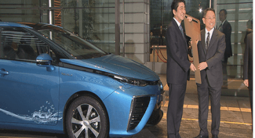 Toyota Motor Corporation: Akio Toyoda consegna la prima Mirai al Primo Ministro Giapponese