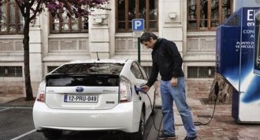 Toyota Motor: ai Comuni di Perugia e Assisi una Prius Plug-in per promuovere la mobilità sostenibile nei centri urbani