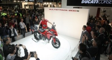 Carlos Checa in sella alla nuova Ducati Multistrada 1200