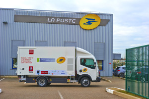 la-poste-e-renault-trucks-testano-un-veicolo-con-cella-a-combustibile-funzionante-a-idrogeno-la-poste_renault_maxity_electric_hydrogen_6