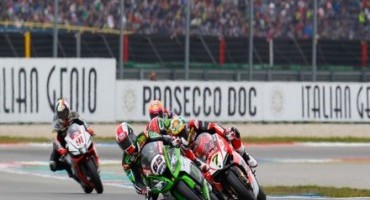 WSBK, stesso finale in Gara 2 ad Assen, domina Jonathan Rea poi Davis e Michael Van Der Mark