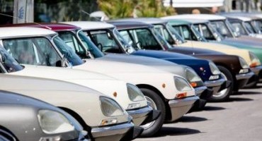 Un raduno per festeggiare i sessant’anni della più rivoluzionaria delle automobili, la Citroën DS