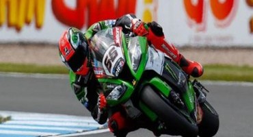 WSBK, Donington, Gara 1, vittoria di Tom Sykes (Kawasaki Racing Team) davanti a Rea e Davies