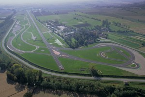 dueruote-academy-powered-by-suzuki-appuntamento-in-pista-domenica-10-maggio-scarica-foto-pista-vairano