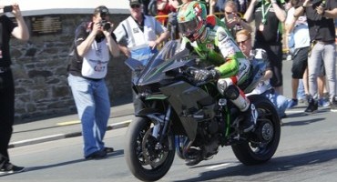 James Hillier vola al TT sulla Ninja H2R, polverizzando il record di velocità James Hillier vola al TT sulla Ninja H2R, polverizzando il record di velocità