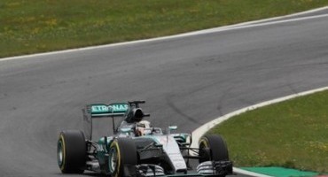 Formula 1, GP Austria: super Hamilton in pole, 2° Rosberg, poi Vettel