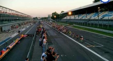 Autodromo Nazionale Monza: in seicento da tutto il mondo per pedalere nel Tempio della Velocità, di notte per dodici ore