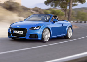 Fahraufnahme     Farbe: Arablau Kristalleffekt     Verbrauchsangaben Audi TT Roadster:Kraftstoffverbrauch kombiniert in l/100 km: 7,5 - 4,3;CO2-Emission kombiniert in g/km: 174 - 114