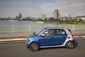 smart forfour 66 kW ,bodypanels  midnight blue (metallic), tridion cell cool silver (metallic), line proxy