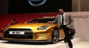 Usain Bolt, oro ai Mondiali di atletica di Pechino 2015, riceve da Nissan una GT-R color oro, come le sue medaglie