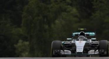 Formula 1 – Gp del Giappone: Rosberg in pole position grazie alla bandiera rossa,  quarto Vettel