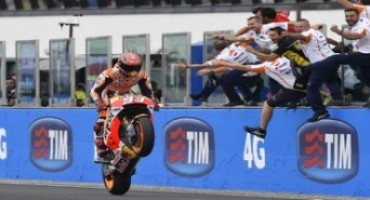 MotoGP, GP Misano, il meteo altera gli equilibri e Marc Marquez vince la gara, Rossi termina 5°, Lorenzo cade