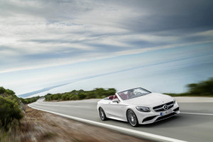 Mercedes-AMG S 63 4MATIC Cabriolet; designo diamantweiß bright Interieur: bengalrot/schwarz designo diamond white bright,