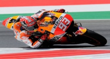 MotoGp 2015, GP Australia: Marquez sorprende tutti con un giro record e vince su Lorenzo, Iannone e Rossi