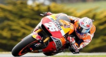 MotoGP 2015, finale incandescente in Malesia, vince Pedrosa davanti a Lorenzo, Marquez cade per un contatto con Rossi