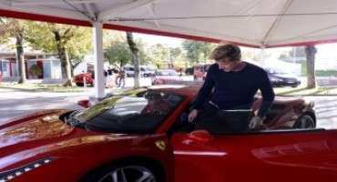 Gordon Ramsay, il grande chef inglese, si reca a Maranello e visita la Ferrari