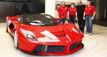 Samantha Cristoforetti, con agli astronauti Skaplerov e Virts, in visita alla Ferrari