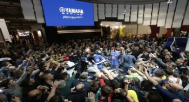 Yamaha EICMA live: bagno di folla per il nuovo Team del Mondiale SBK