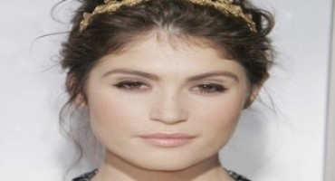 Gemma Arterton, ex Bond Girl, svela le vetrine natalizie della boutique Tiffany & Co. di Londra