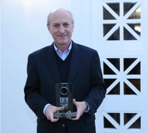 Eduardo Minardi, Executive Chairman Bridgestone EMEA ritira il premio Tire Manufacturer of the Year