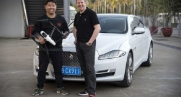 Lo stuntman Mark Higgins alla guida della Jaguar XJ sfida un drone in un entusiasmante inseguimento