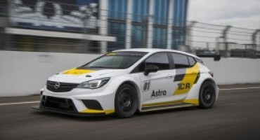 Opel Astra TCR, pronta a scendere in pista sul circuito del Bahrein