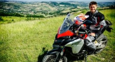 Casey Stoner alla guida della Multistrada 1200 Enduro