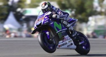 MotoGP, Mugello amaro per Rossi che rompe il motore, vince Lorenzo in volata su Marquez