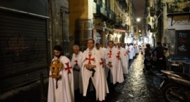 I Templari a Napoli, fiume che squarcia in due i decumani