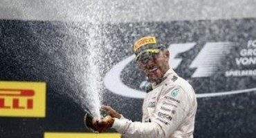 Formula 1, Lewis Hamilton vince a Silverstone davanti al suo pubblico