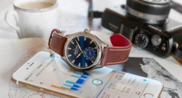 Alpina presenta il nuovo Horological Smartwatch blu