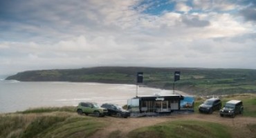 Jeep, in Gran Bretagna il primo punto vendita temporaneo su una scogliera