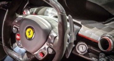 Impugnare un volante in Alcantara® regala sensazioni straordinarie Impugnare un volante in Alcantara® regala sensazioni straordinarie
