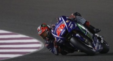 MotoGP, nel buio del Qatar risplende la stella di Vinales