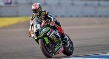 WSBK-Thailandia: niente frena Jonathan Rea che vince anche Gara 2. Caricasulo su tutti in WorldSSP